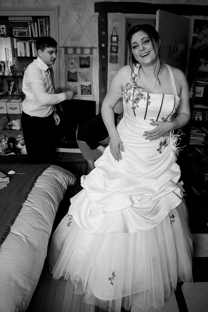 La mariée s'habille - Mariage d'hiver à Bitche en Moselle