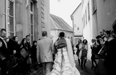La sortie des mariés du Mariage civil à la mairie de Bitche entouré des invités avec bulles de savon