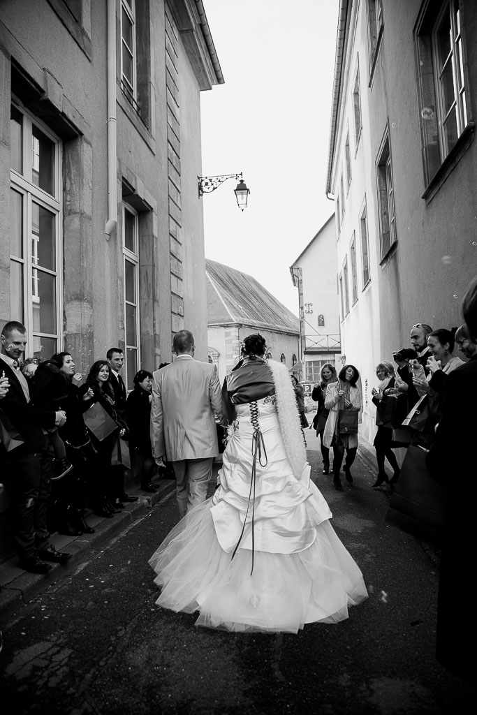 La sortie des mariés du Mariage civil à la mairie de Bitche entouré des invités avec bulles de savon