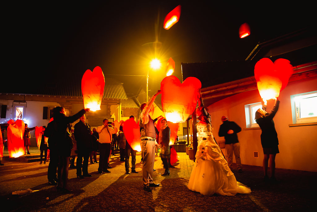 Lancé des ballons volants lanternes en format de coeur lors du Mariage d'hiver à Bitche