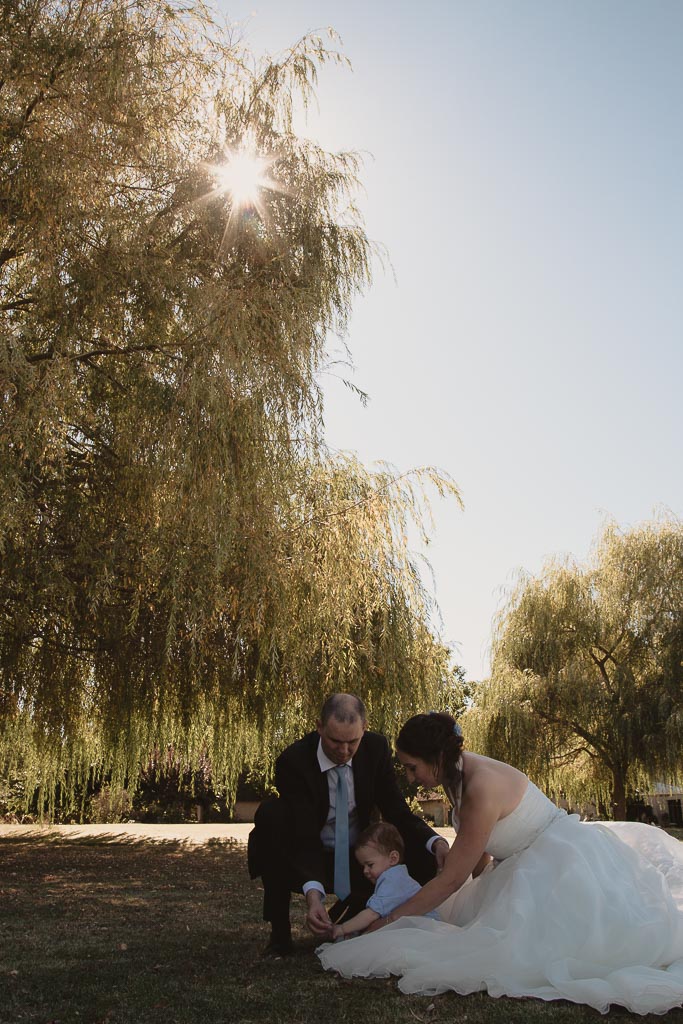 Le petit participe à la séance couple de leurs parent le jour du mariage