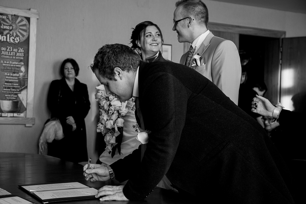 Le regard des mariés lors de la signature du registre de mariage civil à la mairie de Bitche