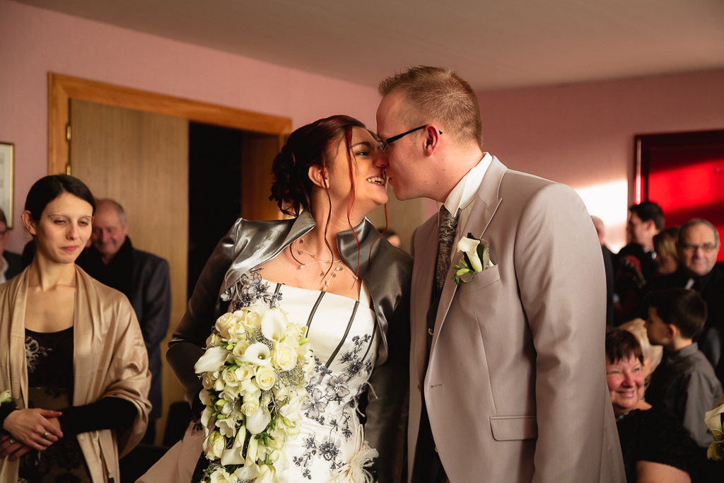 Le sourire et bisous des mariés lors de leur mariage civil à la mairie de Bitche