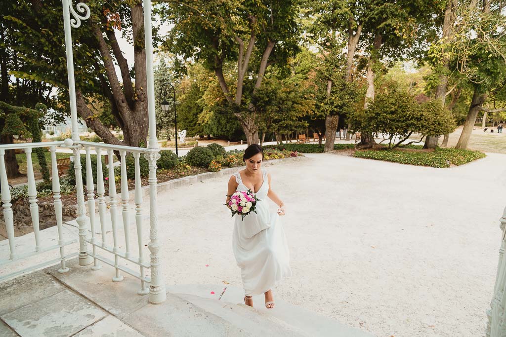 L'entrée de la mariée lors de l'entrée au Château du Prieuré