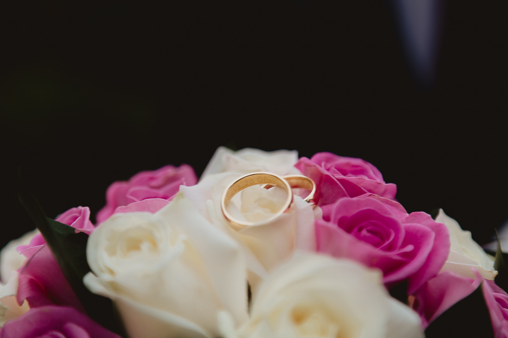 Les alliances sur le bouquet de la mariée