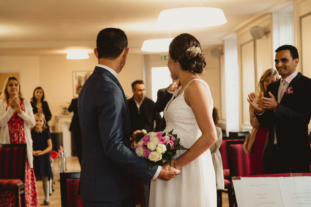 Les invités applaudissent les mariés lors du mariage civil à la marie de Conflans-Sainte-Honorine