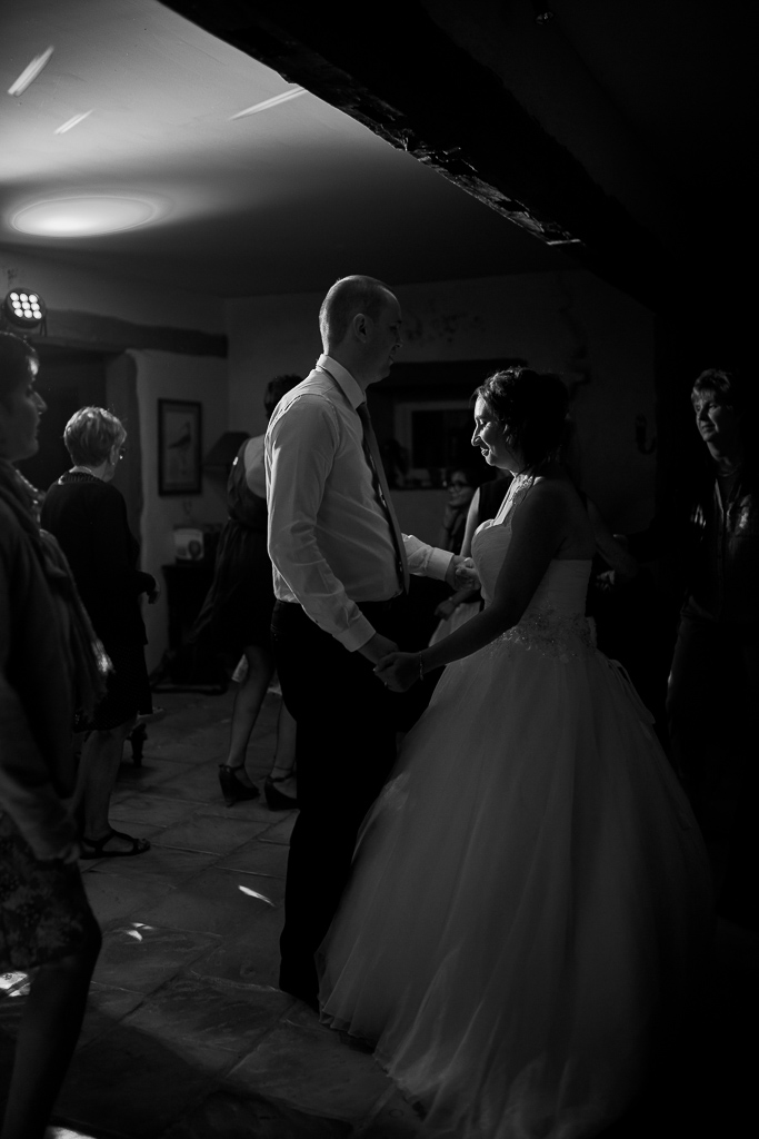 Les mariés dansent à l'ouverture du bal de mariage