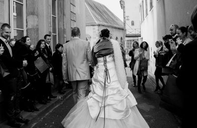 Les mariés entourés de bulles de savont à la sortie de la mairie de Bitche - Mariage d'hiver
