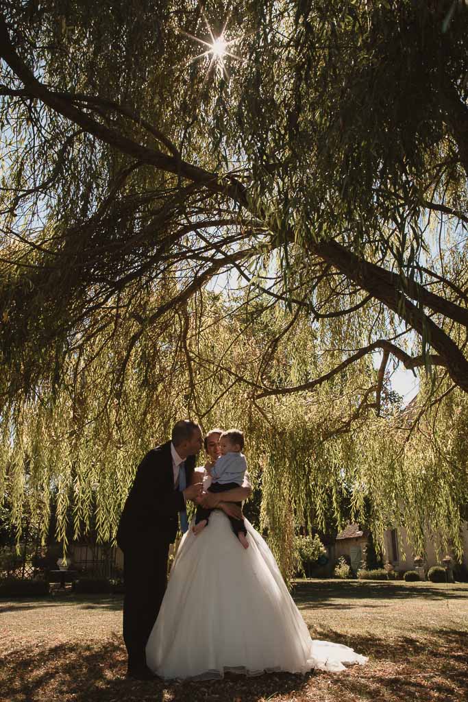 Les mariés jouent avec son bébé lors de la séance couple avant le mariage