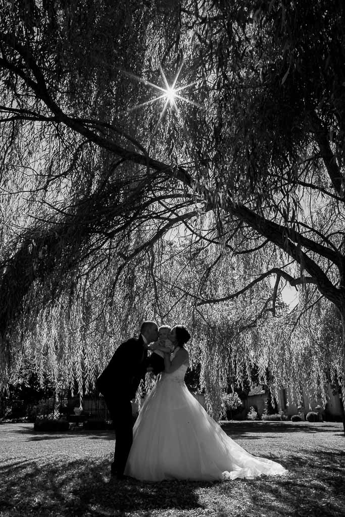 Les mariés posent avec son bébé lors de la séance couple avant le mariage