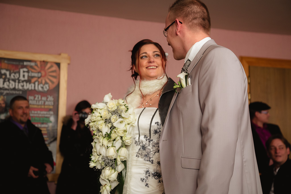 Les mariés se rencontrent à la mairie - Mariage à Bitche