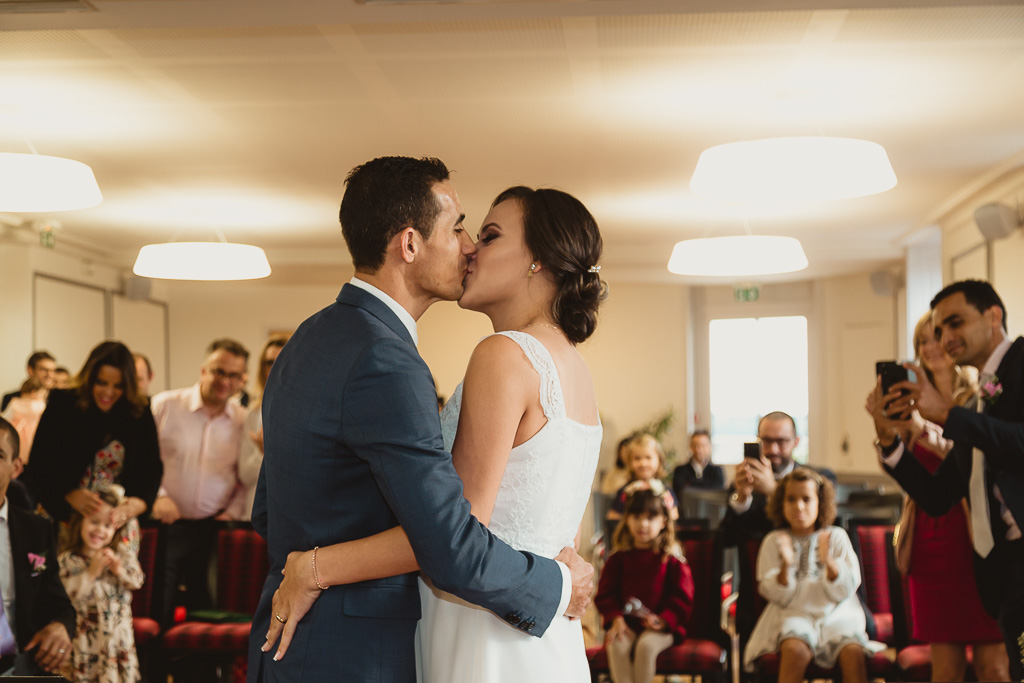 Les mariés s'embrassent lors du mariage civil à la marie de Conflans-Sainte-Honorine