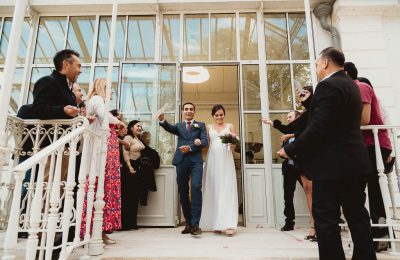 Les mariés sortent du mariage civil à la marie de Conflans-Sainte-Honorine