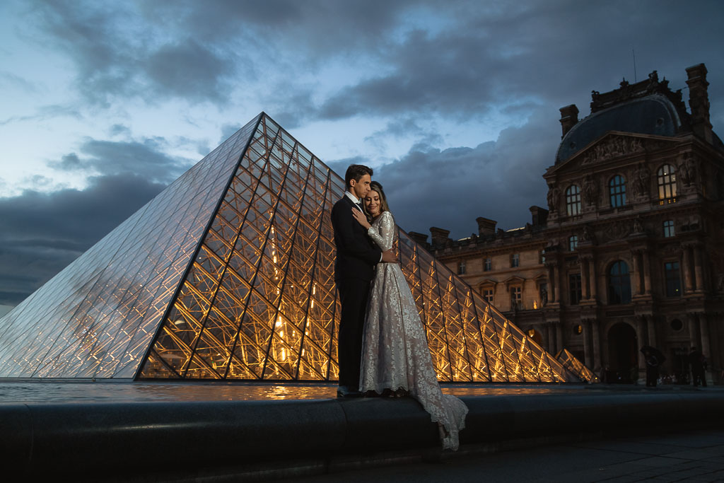 Louvre night Wedding photoshoot Paris Elopement photographer - Photos couples de mariés au Louvre
