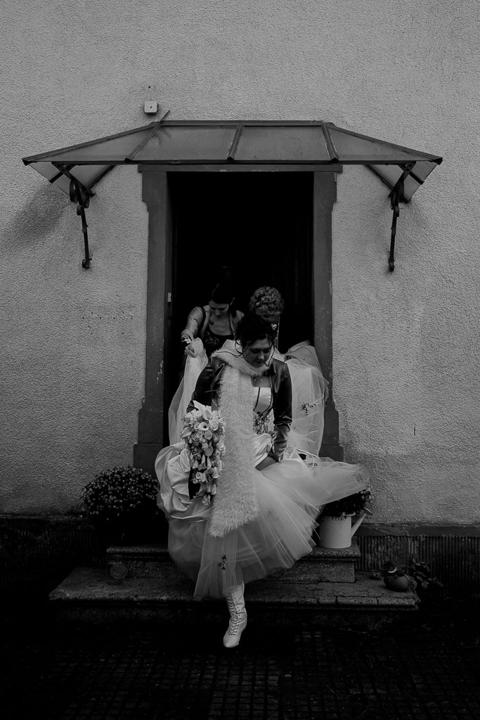 Mariage d'hiver à Bitche en Moselle : la mariée descend les escaliers avec bottes