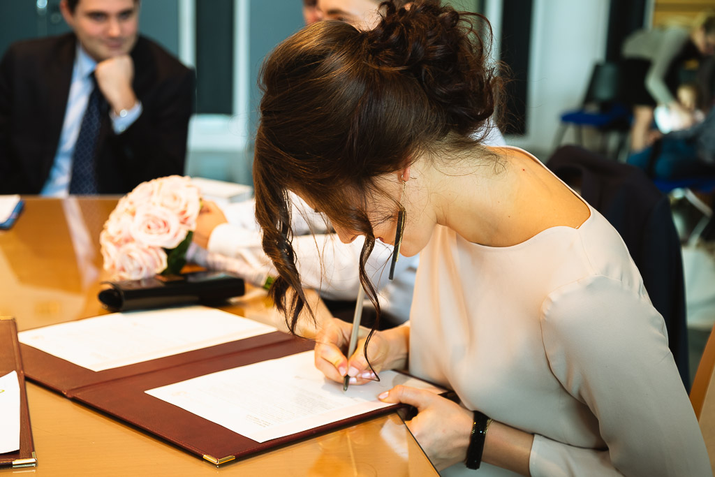 Mariée lors de la signature de mariage civil