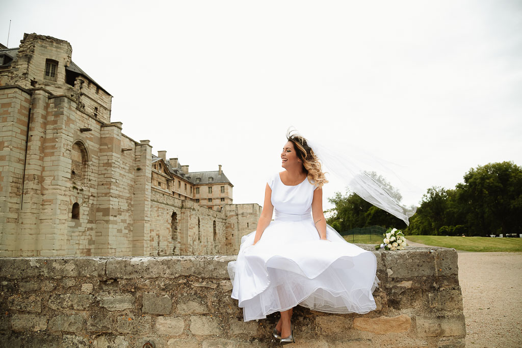 Mariée prête et heureuse au Château de Vincennes