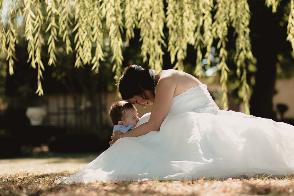 Moment d'amour le jour de son mariage, la maman mariée et son fils