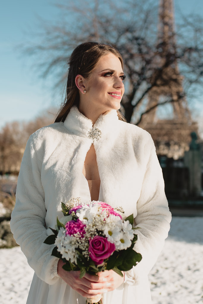 Noiva em Paris no seu casamento no inverno com neve - Fotografa brasileira