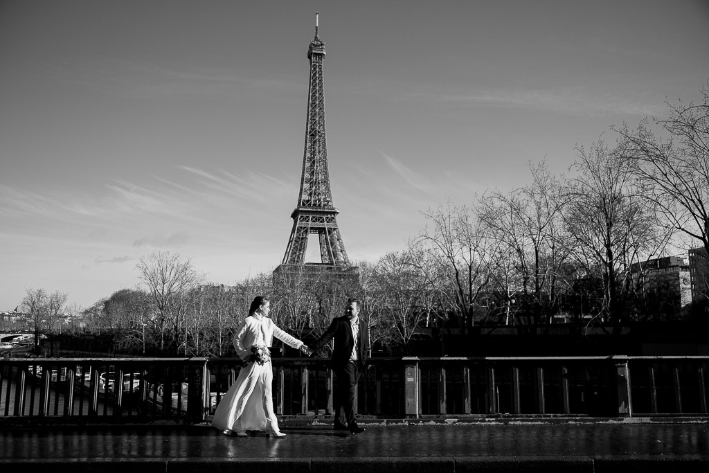 Noivos na Torre Eiffel durante casamento de inverno em Paris - Photographe de mariage d'hiver en France