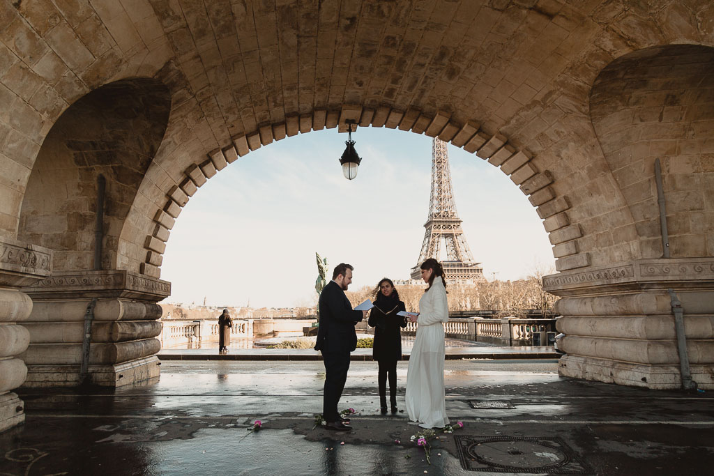 Paris Elopement photographer - Wedding at Bir Hakeim Bridge