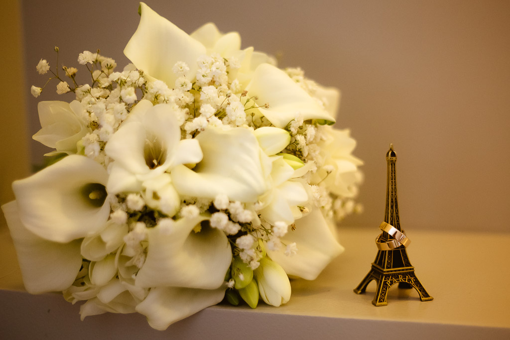 Paris photographer capture bridal details : rings & bouquet for elopement wedding in Paris