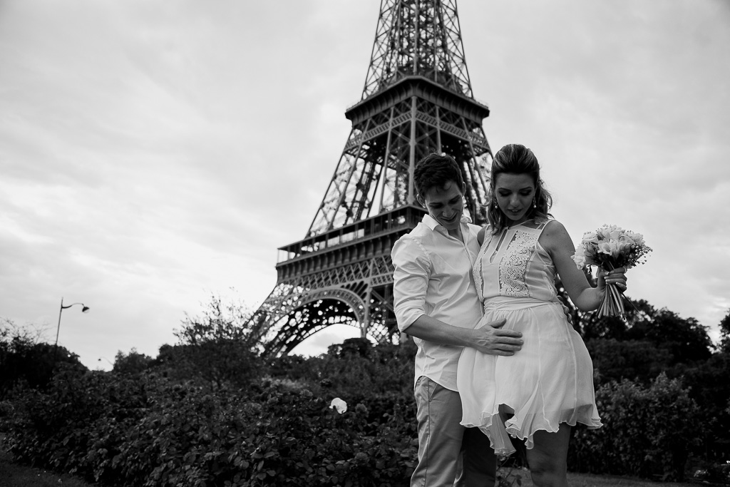 Paris photographer capture bride and groom in front of Eiffel Tower