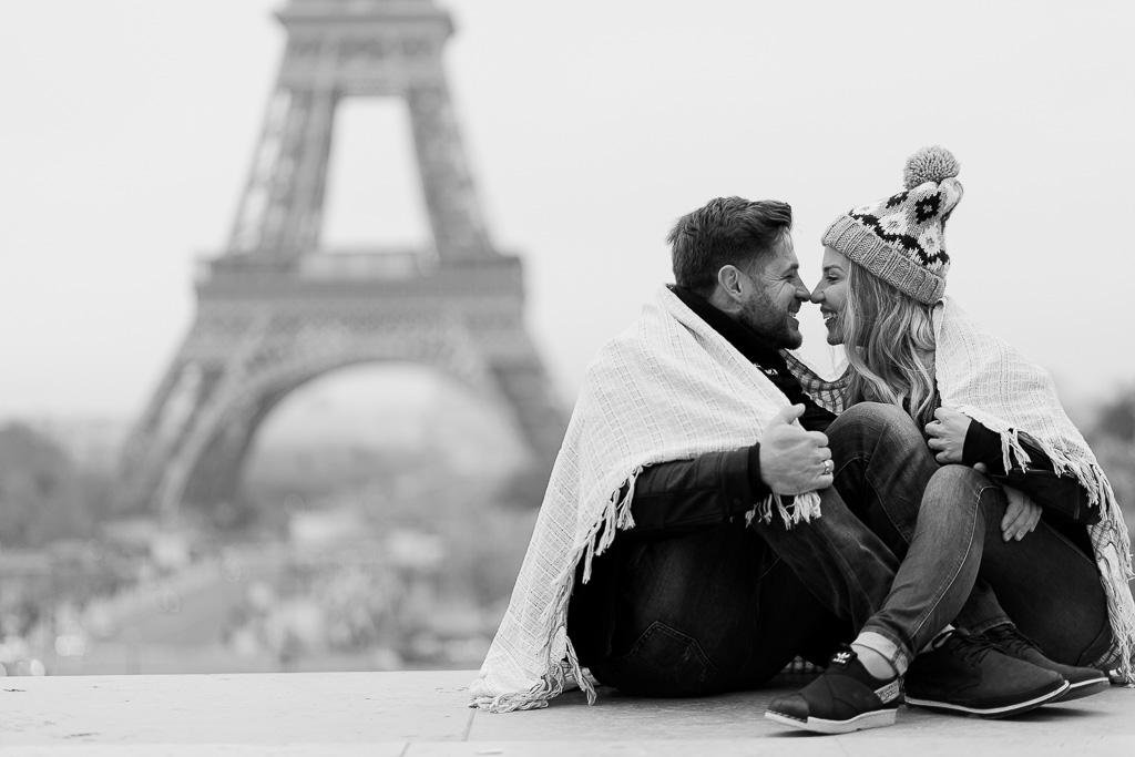 Photographe à Paris - Séance photo couple en hiver à la Tour Eiffel