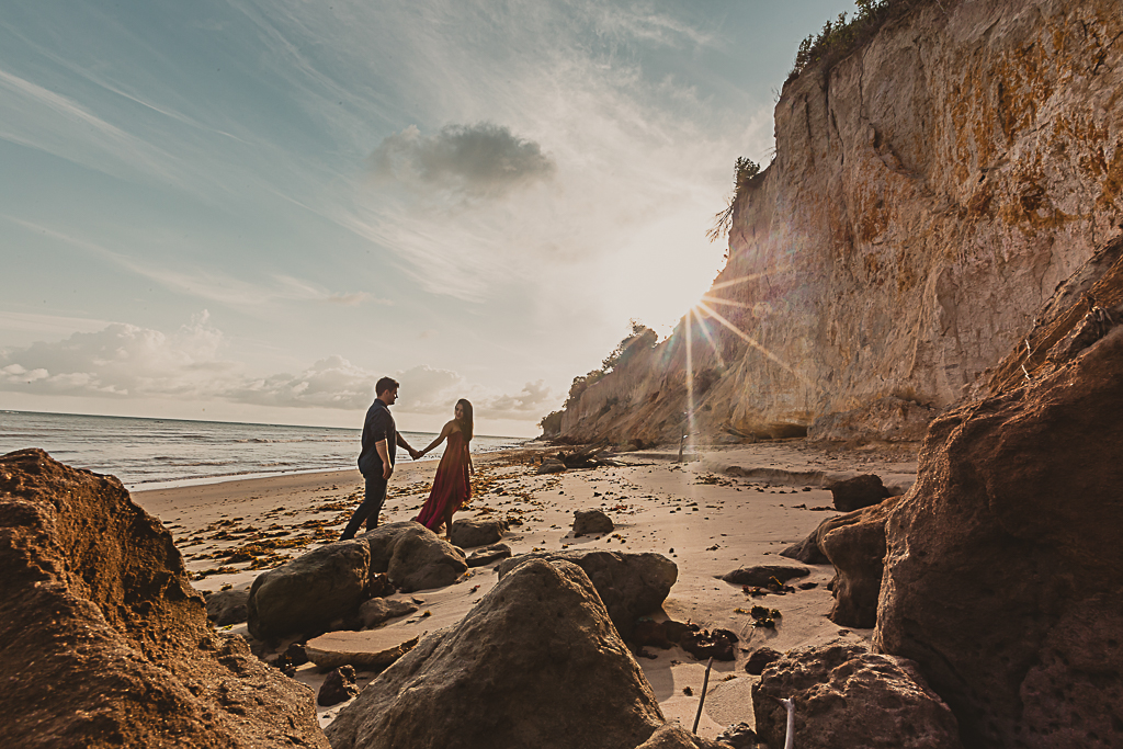 Photographe au Brésil séance photo couple voyage de noces - Couple moody style photoshoot with canyons and beach in Brazil