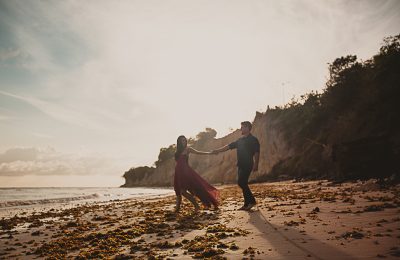 Photographe au Brésil séances photos couples voyage es noces - Moody Beach couple Photoshoot in Brazil