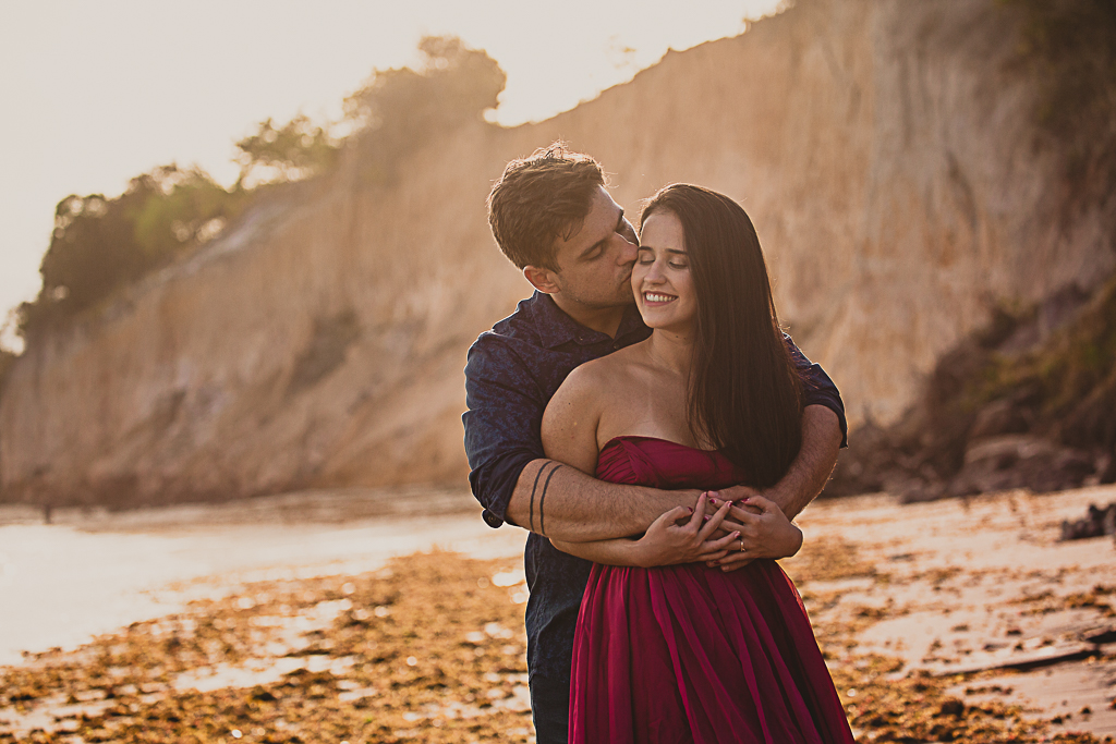 Photographe au Brésil séances photos couples voyage es noces - Moody couple Photoshoot at the beach in Brazil