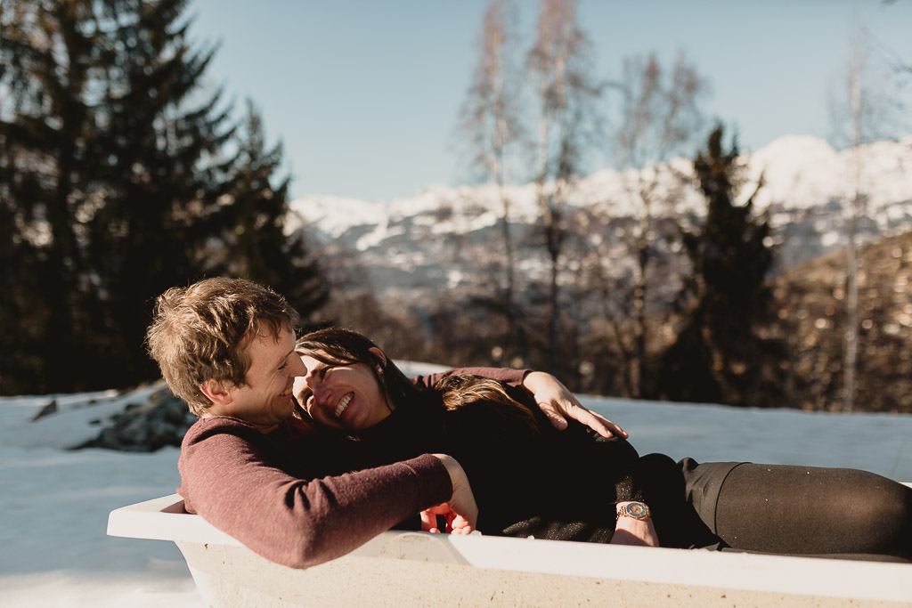 Photographe de couple - Séance photo dans une baignoire aux Alpes Suisse