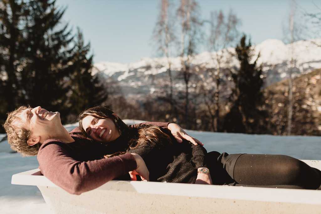Photographe couple et elopements - Séance photo dans une baignoire aux Alpes Suisse