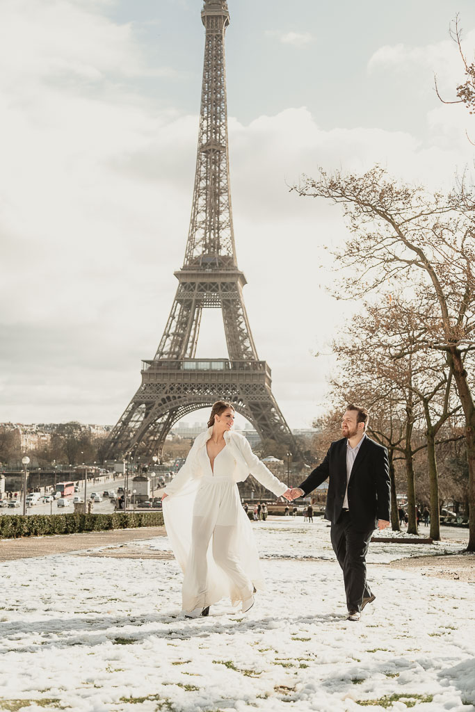 Photographe de Mariage à Paris - Couple de mariés mariage d'hiver sous la neige à la Tour Eiffel