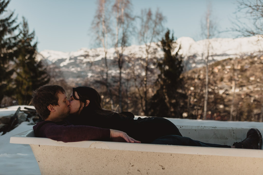 Photographe de couple - Séance photo dans une baignoire aux Alpes Suisse