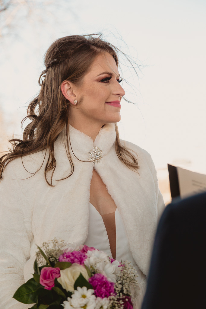 Photographe de mariage - Le regard de la mariée lors de son mariage d'hiver en France