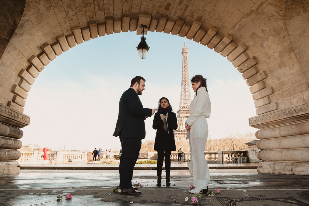 Photographe de mariage : L'elopement est un mariage petit à deux cela peut petre devant la Tour eiffel