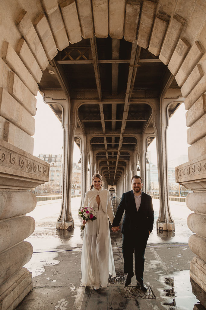 Photographe de mariage - L'entrée des mariés lors du elopement wedding à Paris