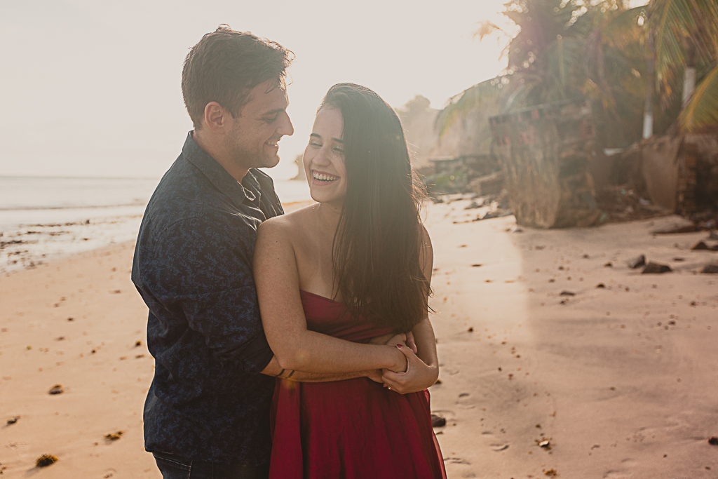 Photographe elopement et couples - Couple amoureux séance photo à la plage au Brésil