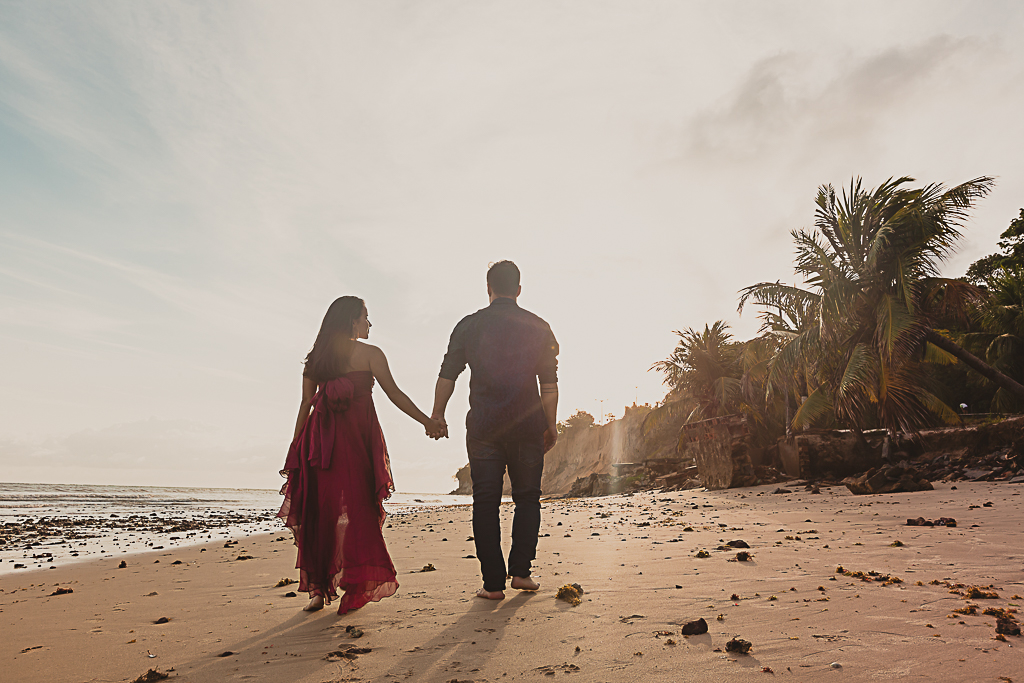 Photographe elopement et couples - Love session au lever du soleil à la plage au Brésil