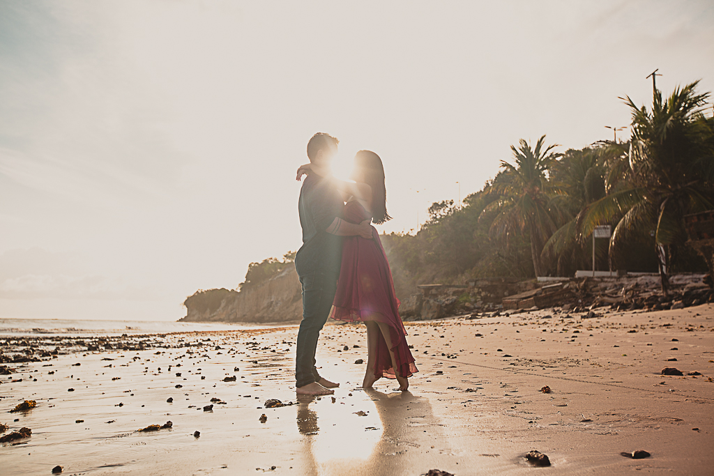 Photographe elopement et couples - Séance photo au lever du soleil à la plage