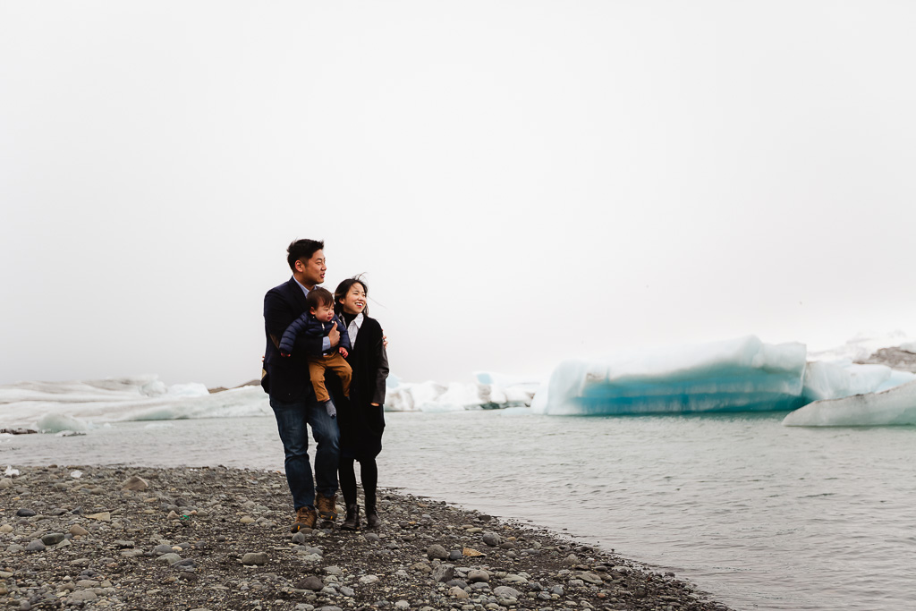 Photographe en Islande à Jökulsárlón séance photo famille - Couple photoshoot in Iceland Jökulsárlón