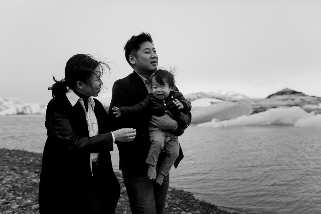 Photographe en Islande à Jökulsárlón séance photo famille - Fotógrafa brasileira em Jökulsárlón realiza ensaio na Islândia