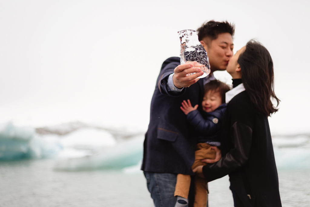 Photographe en Islande à Jökulsárlón séance photo famille - Photographer in Iceland for Family and Couple photoshoot Jökulsárlón