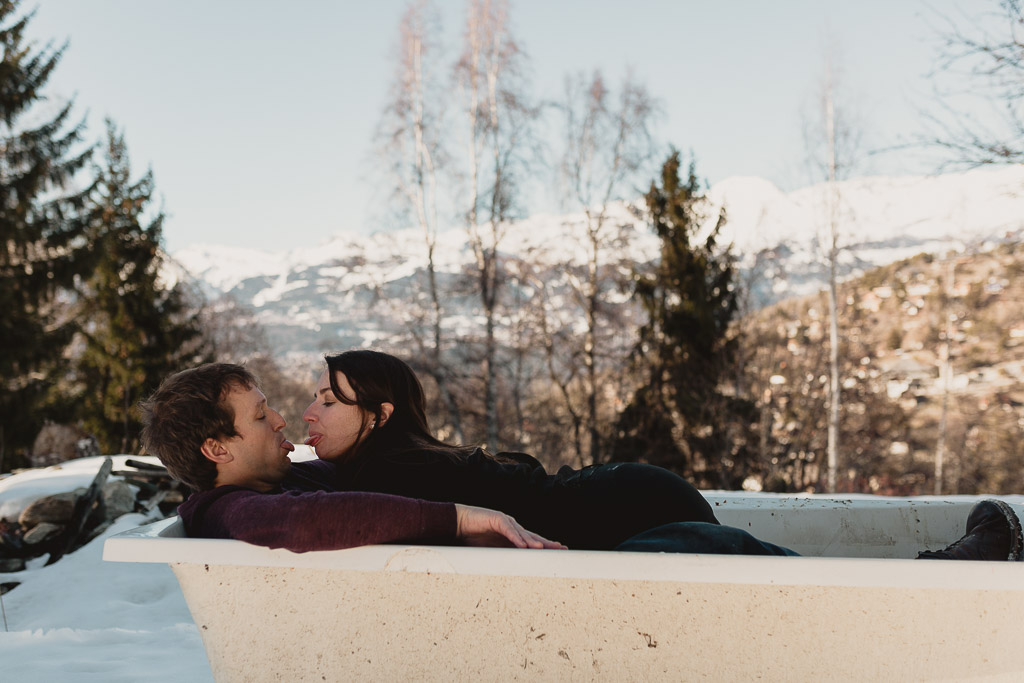 Photographer for photoshoot in Switzerland - Couple in a snowy bath tub in the top of a mountain Alpes