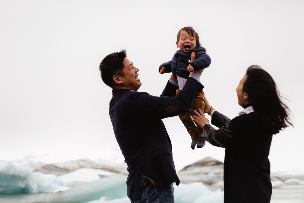 Photographer in Iceland for Family and Couple photoshoot Jökulsárlón - Photographe en Islande à Jökulsárlón séance photo famille