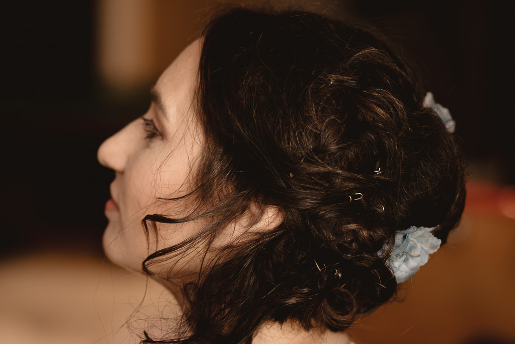 Portrait de la mariée lors de sa coiffure
