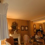 Maquilleuse lors des préparatifs de la mariée à Paris