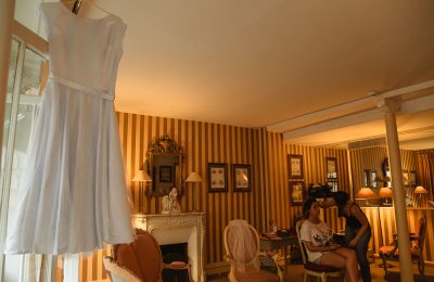 Maquilleuse lors des préparatifs de la mariée à Paris