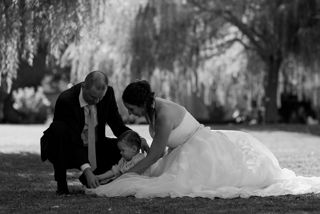 Séance couple avec leur bébé lors de mariage